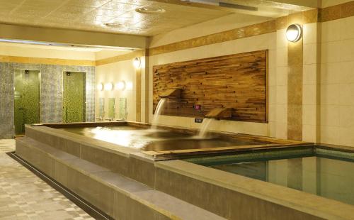 a swimming pool in the middle of a building at Hotel Riviera Geoje in Geoje 
