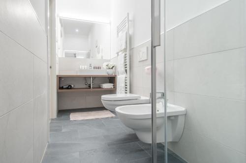 Residence Diana في ميرانو: حمام ابيض مع مرحاض ومغسلة