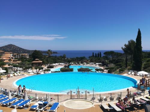 CAP ESTEREL appartement climatisé dans le centre du village vacances