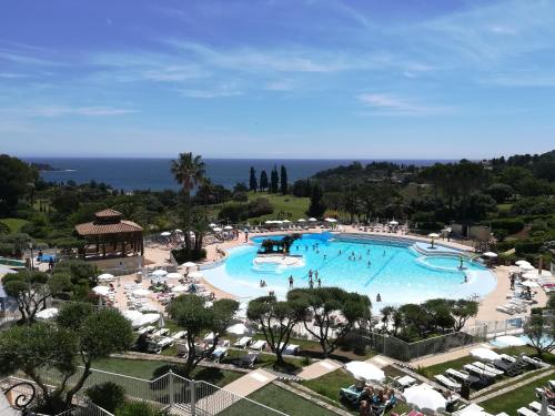 Blick auf einen großen Pool in einem Resort in der Unterkunft CAP ESTEREL appartement climatisé dans le centre du village vacances in Drammont