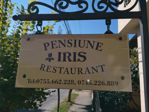 a sign for the entrance to aennis iris restaurant at Pensiunea Iris in Sighetu Marmaţiei