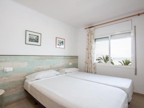 サロウにあるApartamento La Pazのベッドルーム(白いベッド1台、窓付)