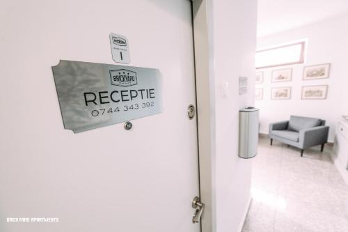 um sinal na porta de um quarto de hospital em Brickyard Apartments Cluj em Cluj-Napoca