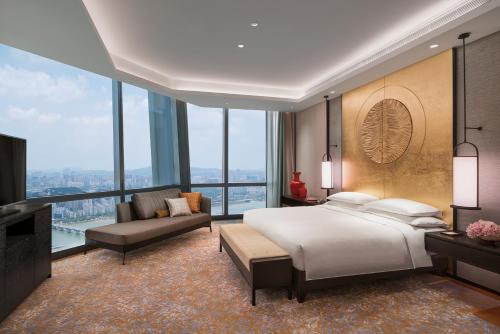 長沙市にあるGrand Hyatt Changshaのベッドルーム(大型ベッド1台、大きな窓付)