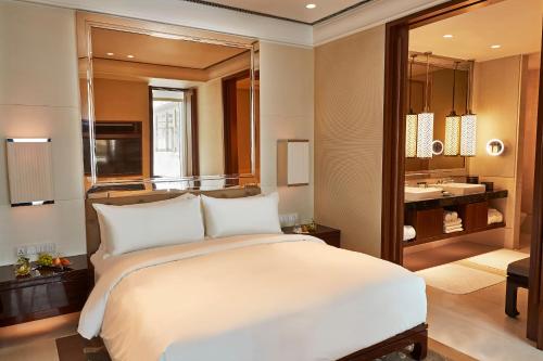 En eller flere senge i et værelse på The Capitol Kempinski Hotel Singapore