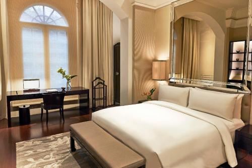 En eller flere senge i et værelse på The Capitol Kempinski Hotel Singapore