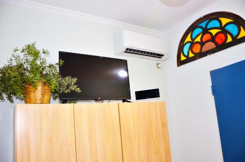 Телевизор и/или развлекательный центр в Mia's cozy flat in Ermou, 3 min from "Monastiraki"