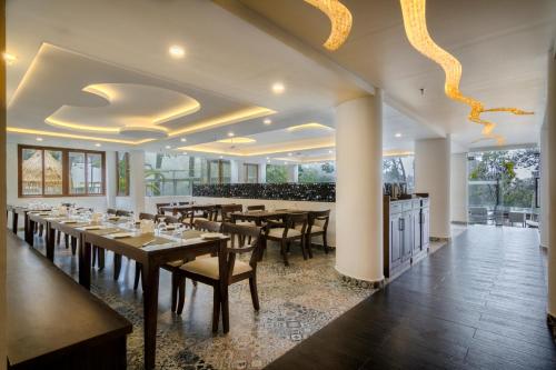 מסעדה או מקום אחר לאכול בו ב-Elixir Hills Suites Resort and Spa