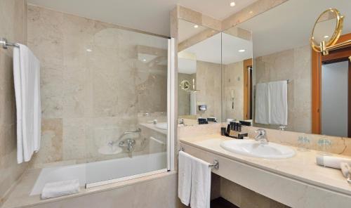 Koupelna v ubytování Best Western Premier CMC Girona