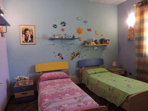 アヴェトラーナにあるVilla Degli Uliviの子供用ベッドルーム(ベッド2台、棚付)