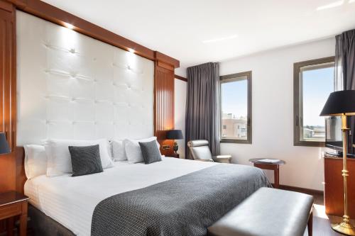a hotel room with a large bed and a window at Best Western Premier CMC Girona in Girona