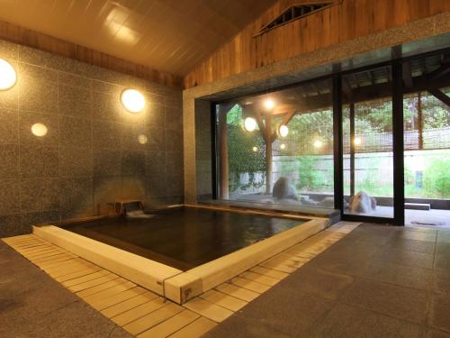 a pool in the middle of a room at Yoshitagawa Bekkan in Higashine