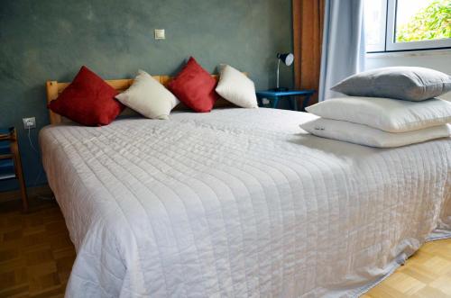 Кровать или кровати в номере Mia's cozy flat in Ermou, 3 min from "Monastiraki"