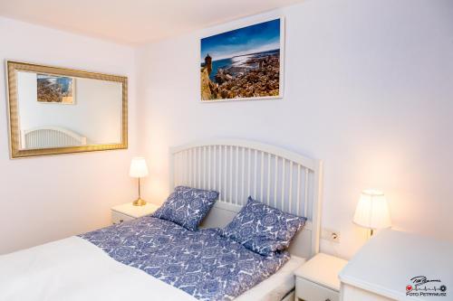 małą sypialnię z łóżkiem i lustrem w obiekcie Casablanca w Alicante