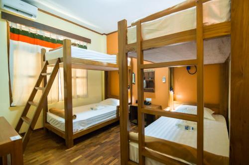蒲甘的住宿－蒲甘皇后大酒店，客房设有两张双层床和一张书桌。