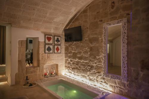 e bagno con vasca in un muro di pietra. di SUITE 31 a Monopoli
