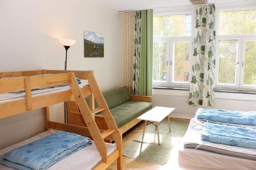 Bunk bed o mga bunk bed sa kuwarto sa STF Östersund Ledkrysset