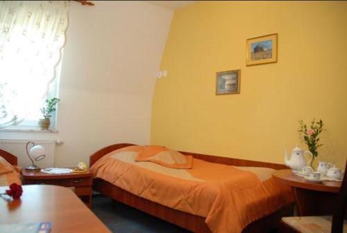 Giường trong phòng chung tại Hotel Kaukaska
