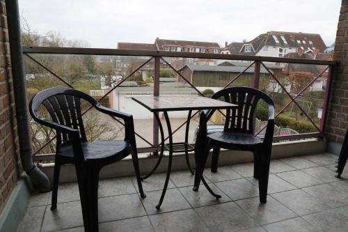 シャルボイツにあるPrivater Ostseeblickのテーブルと椅子2脚(バルコニーに座る)