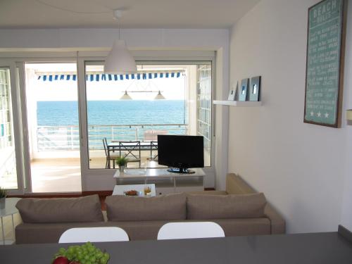 TV a/nebo společenská místnost v ubytování Life Apartments Fuentebravía
