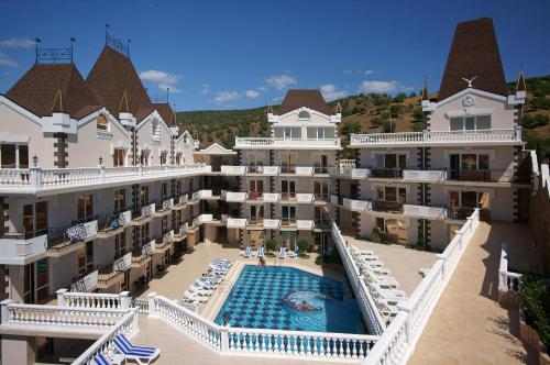 una vista aérea de un hotel con piscina en Камелот Отель, en Malorichens'ke