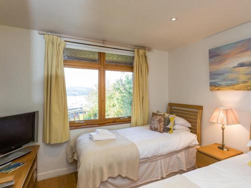 um quarto com 2 camas e uma janela em Totherside em Dartmouth