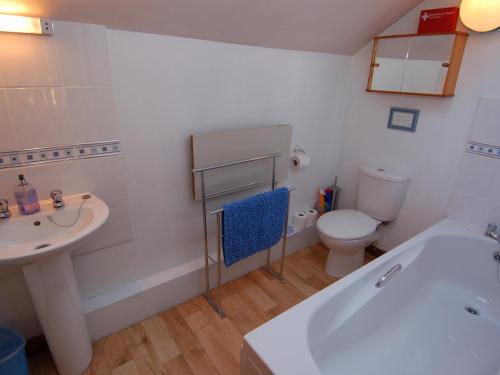 ein Badezimmer mit einem Waschbecken, einem WC und einer Badewanne in der Unterkunft Jacobs Barn in Lifton