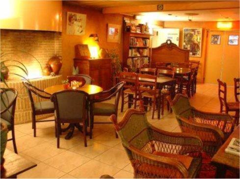 une salle à manger avec des tables et des chaises ainsi qu'un restaurant dans l'établissement Hotel Anvers, à La Panne