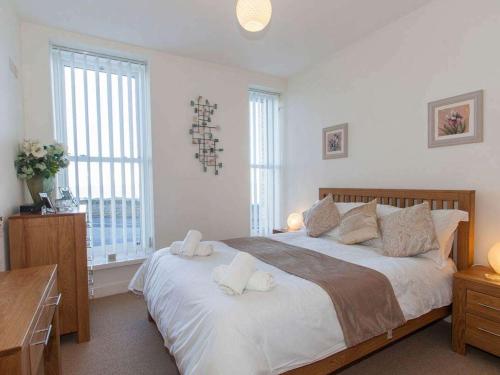 Un dormitorio con una cama grande con dos almohadas encima. en Seascapes, en Ilfracombe