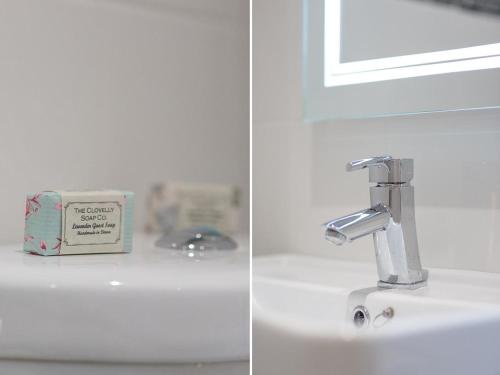ein Waschbecken mit einem Wasserhahn und einer Schachtel Seife in der Unterkunft Fritillary Cottage in Bradworthy