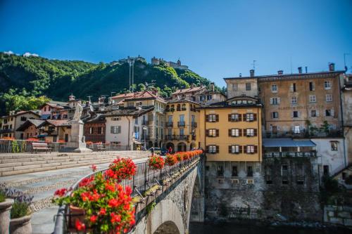 a bridge over a city with flowers on it at Al vicolo del Gallo in Varallo
