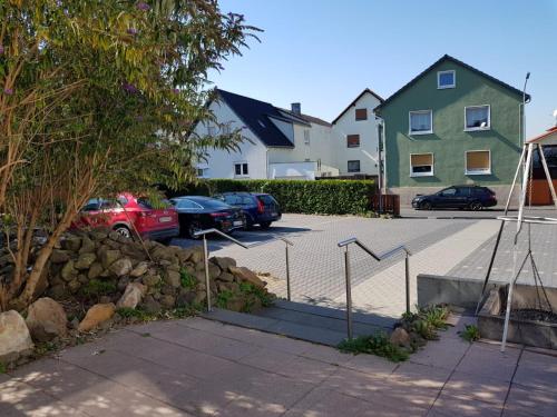 eine Gruppe von Autos, die auf einem Parkplatz geparkt sind in der Unterkunft Gaststätte und Hotel zur Krone in Pohlheim