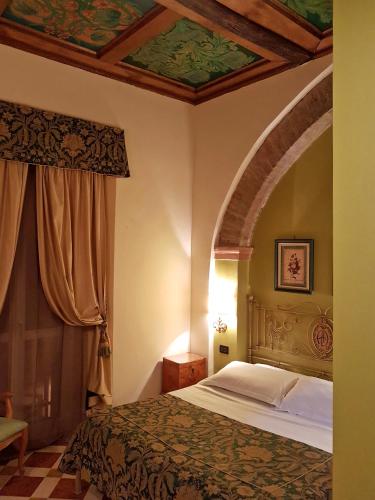 Postel nebo postele na pokoji v ubytování Albergo delle Drapperie