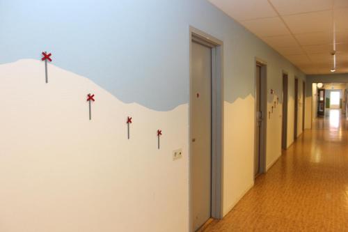 a hallway with a wall with arrows painted on it at STF Östersund Ledkrysset in Östersund