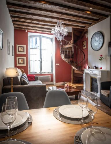 - un salon avec une table et des verres à vin dans l'établissement Le Relais Du Petit Lion, à Blois
