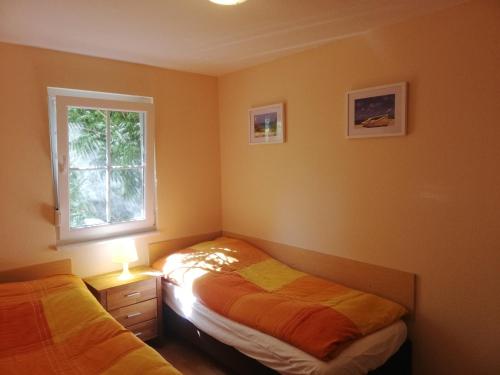 1 Schlafzimmer mit 2 Betten und einem Fenster in der Unterkunft Kiefernidyll in Zinnowitz