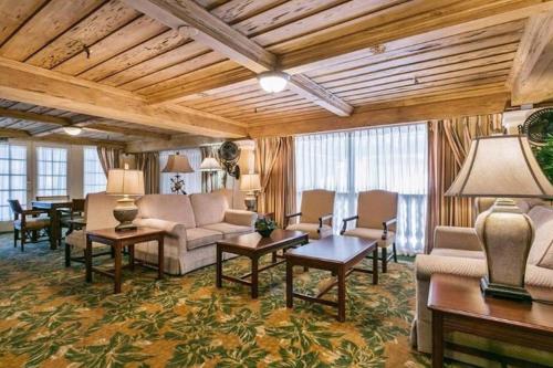 Posezení v ubytování Hemingway Suites at Palm Beach Hotel Island