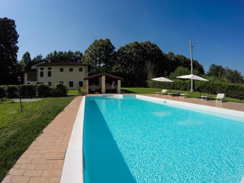 una piscina frente a una casa en CASALE LA FATA -tipico toscano immerso nelle colline tra Lucca e Versilia, 6 appartamenti indipendenti, en Camaiore