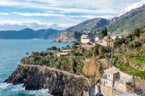 un pueblo en un acantilado junto al océano en Casa Di Mezzo by Arbaspàa, en Manarola