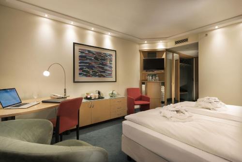 A bed or beds in a room at Maritim proArte Hotel Berlin