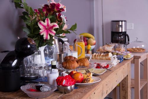 een tafel met veel eten erop bij La Corte Di Anna Agriturismo in San Giovanni Lupatoto