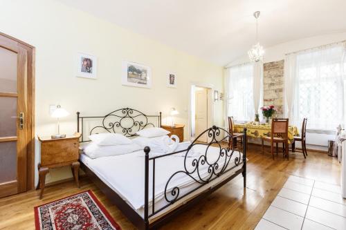 1 dormitorio con 1 cama, mesa y sillas en Prague Siesta Apartments, en Praga