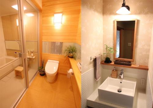W łazience znajduje się umywalka, toaleta i lustro. w obiekcie Guest House Sawaragi w mieście Kioto