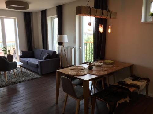 uma sala de estar com uma mesa e um sofá em A3 atri em Starý Smokovec