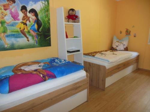 um quarto com duas camas e um quadro na parede em Waldhaus em Jáchymov
