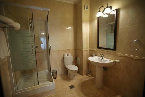 Hotel Ten Constanta tesisinde bir banyo