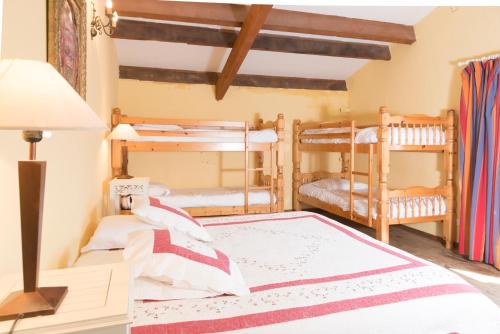 Krevet ili kreveti na sprat u jedinici u okviru objekta Les Gîtes du Domaine Grand Guilhem