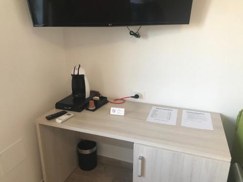 a counter in a room with a coffee machine on it at vecchio frantoio in Spezzano Albanese