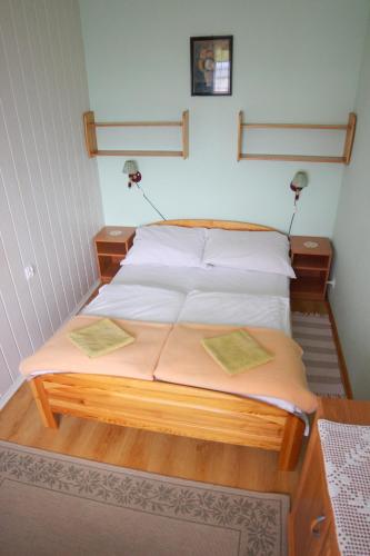 a bed in a room with two nightstands and a bed sidx sidx sidx at Willa Jasna in Czorsztyn