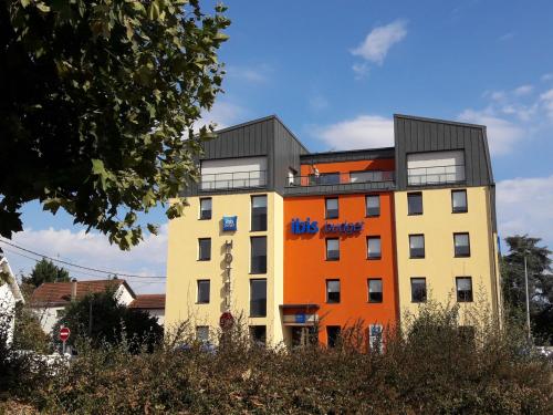 a building with the words us market painted on it at ibis budget Auxerre Centre in Auxerre